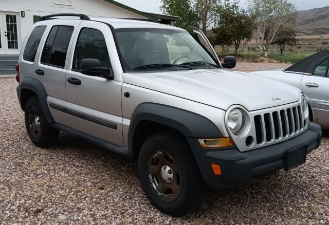 2006 LIBERTY 4X4 SILVER (16).jpg